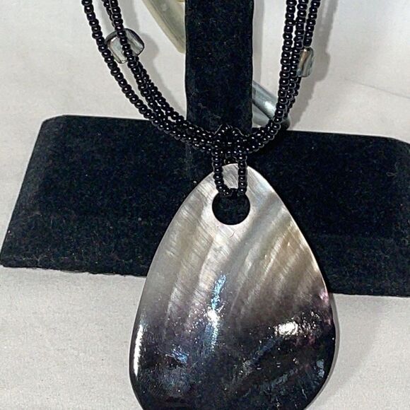 Beaded necklace with large shell emblem - Picture 3 of 8